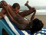 Paar fickt am Strand