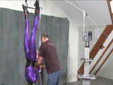 Aufgehängt in einem lila Anzug